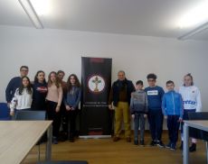 La foto di gruppo degli studenti con il vicepresidente del Consorzio Stefano Cinelli Colombini