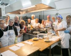 Lo staff della cucina della Pro Loco di San Giovanni d'Asso (da tartufodisangiovannidasso.it)