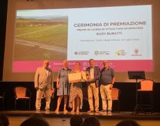 Premio Rudy Buratti n.5: la premiazione sul palco del Teatro degli Astrusi di Montalcino
