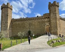 Turisti in visita alla Fortezza di Montalcino