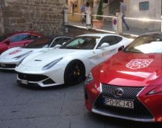 Venti Ferrari Gran Turismo hanno sostato in Piazza del Popolo a Montalcino