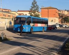Il pullman della linea Siena-Montalcino fermo a Torrenieri