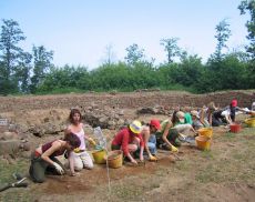 Gli studenti volontari impegnati nei lavori di scavo e restauro a Poggio Civitella (foto d'archivio)