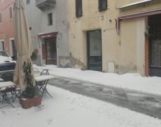 Il centro di Montalcino ricoperto dalla neve