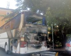 Prende fuoco un bus a Montalcino