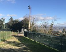 Il pessimo stato del manto del campo sportivo di Montalcino