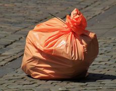 Un sacchetto di rifiuti (foto Pixabay)