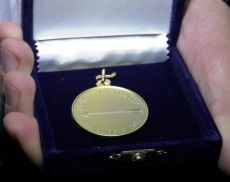 Le medaglie assegnate agli arcieri che hanno vinto la Freccia d'Oro