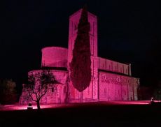 L'Abbazia di Sant'Antimo illuminata di rosa