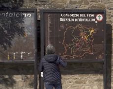 Una turista guarda le mappe a Montalcino