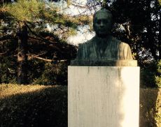 Il busto di Emilio Santini a cui è dedicato il parco di Montalcino