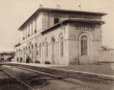 Uno scatto d’epoca (1865) della stazione ferroviaria di Torrenieri