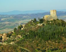 Una panoramica della Valdorcia con la Rocca d'Orcia in primo piano (foto: www.comune.castiglionedorcia.siena.it)