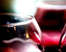 Dettaglio bicchieri colmi di vino