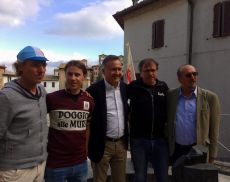 Daniano Cunego (secondo da sinistra) è il testimonial della squadra di Banfi a Eroica Montalcino 2019
