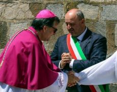 L'arcivescovo Paolo Lojudice saluta don Antonio nella visita istituzionale a Montalcino. Foto di Francesco Belviso