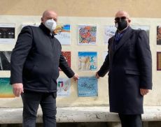 Il sindaco Silvio Franceschelli e il presidente del Consorzio del Brunello Fabrizio Bindocci davanti alla formella di Benvenuto Brunello 2021