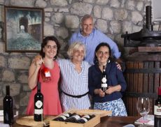 Laura Censi assieme al marito Gualtiero Ghezzi e alle figlie Silvia e Isabella 