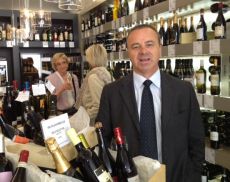 Stefano Campatelli e la cornice dei vini 