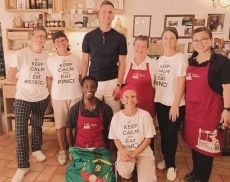 Milik con lo staff della Trattoria Il Pozzo 