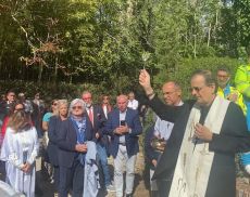 Il cardinale Lojudice benedice l'ambulanza dedicato a Carlo Gardini