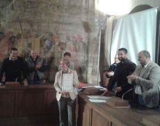 Isabella Dusi riceve la pergamena e il Giulio dal Consiglio Comunale di Montalcino 