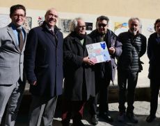 La posa della formella celebrativa. Da sinistra: Giacomo Pondini, Fabrizio Bindocci, Pino Deodato, Gian Marco Montesano, Giampaolo Bertozzi e Enrico Mattei 