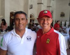 Tani Hanna, presidente del Ferrari Club, e Luigi Orlandini, presidente di Canossa Event, in Piazza del Popolo a Montalcino