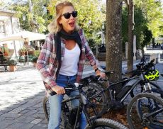 Alessia Marcuzzi in bicicletta