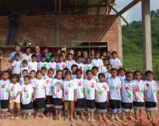 Una foto di gruppo in Laos con le magliette realizzate dalla scuola di Montalcino