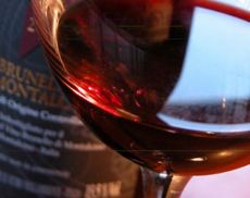 Bicchiere e bottiglia Consorzio del vino Brunello 