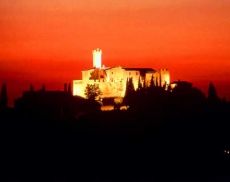Castello Banfi immerso nella luce del tramonto