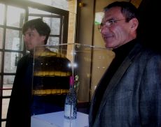 L'artista Alessandro Baronciani con Enrico Viglierchio, direttore generale di Banfi